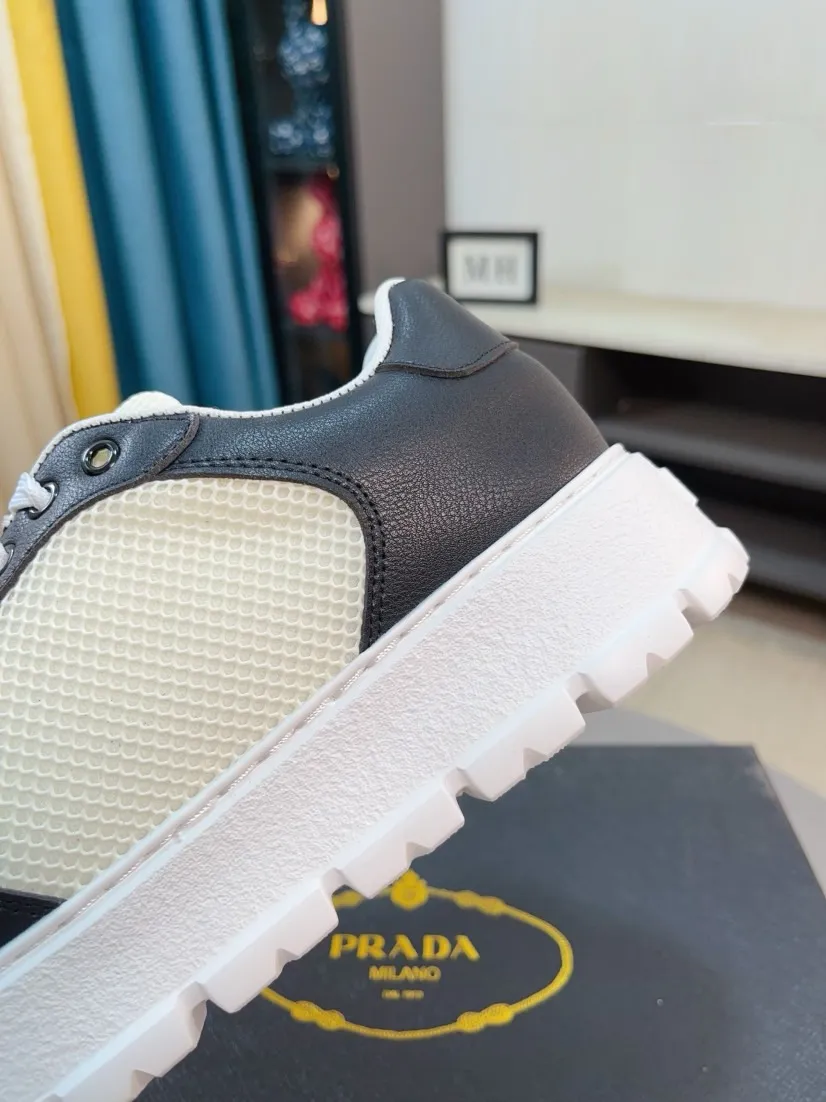 Men's shoes 💰440🌹🌹Prada 〈prada〉 luxury and fashionable high-end products ✊🔥The perfect last shape and top-notch handcrafting make this shoe immediately create a strong aristocratic atmosphere. Imported first-layer cowhide with brogue carving crafts💋Genuine leather lining🎶Rubber combination outsole specially imported from France for leather shoes😍Color: Mysterious Black☕️Size 38～44